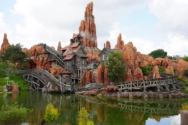 Fransa 'daki Disneyland Paris' in vahşi batısındaki tema parkının kızıl kaya oluşumuna bakın. Bulutlu bulutlu bir günde, rıhtımda lokomotif hız treninde. Paris Fransa, 29 yaşında. Mayıs 2019.