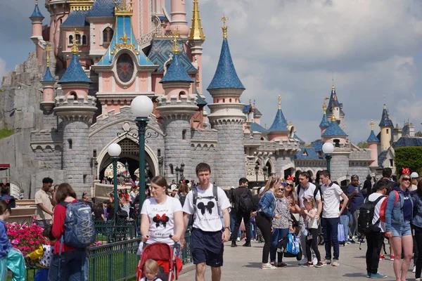 Standing Street Theme Park Middle Crowd People Walking Visitors Theme — Stock Photo, Image