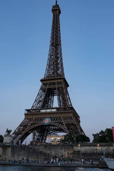 Torre Eiffel Con Carrusel Atardecer Vista Bajo Ángulo Desde Paseo —  Fotos de Stock
