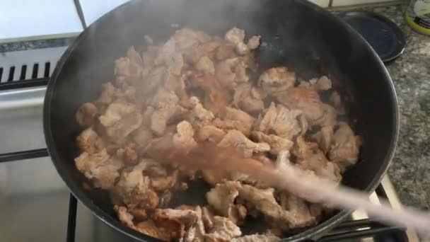 把炸猪排放在油锅里 用油炸过 简单而受欢迎的瑞士肉片加奶油沙司和面条菜单的烹调步骤 — 图库视频影像