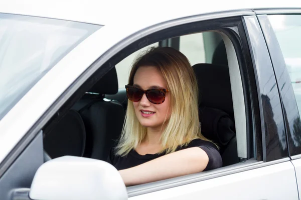 Mujer joven conduciendo — Foto de Stock