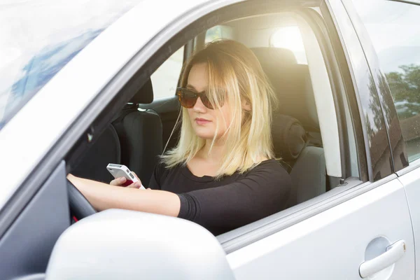 Mujer conductora en su coche — Foto de Stock