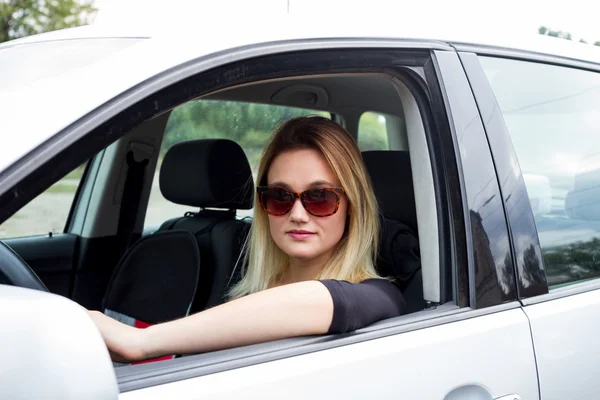 Mujer joven conduciendo — Foto de Stock