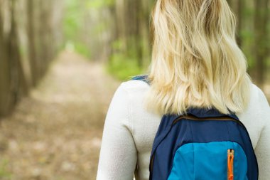 Ormandaki genç kadın