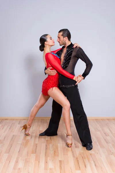 Pareja joven bailando —  Fotos de Stock