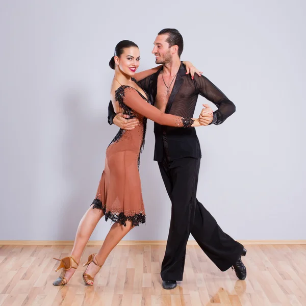 Pareja joven bailando —  Fotos de Stock