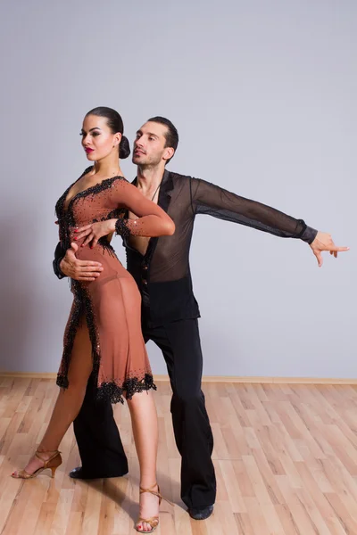 Pareja joven bailando —  Fotos de Stock