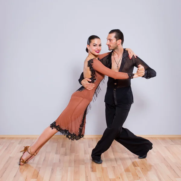 Pareja joven bailando —  Fotos de Stock