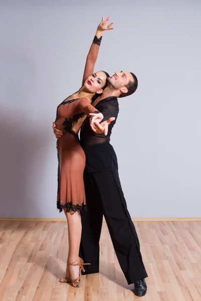 Pareja joven bailando —  Fotos de Stock