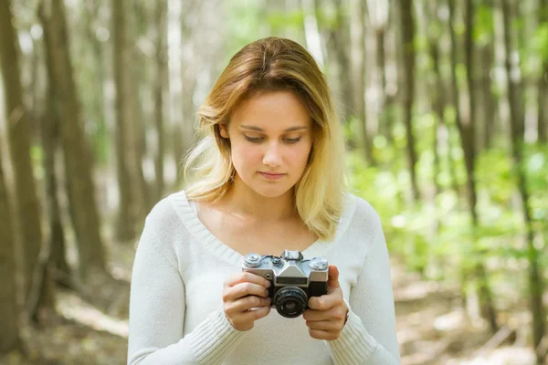 Woman taking photo in the forest — Stock Photo, Image