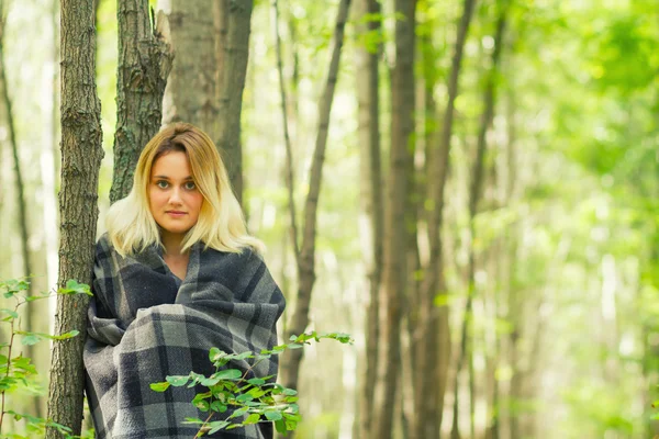 Mujer joven en el bosque — Foto de Stock