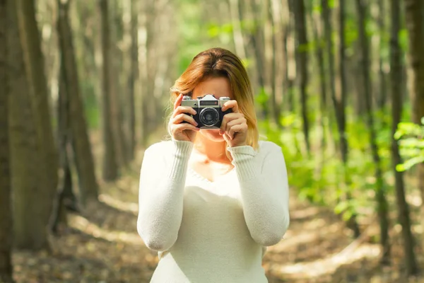 Woman taking photo in the forest — Stock Photo, Image