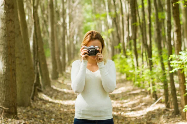 Woman taking photo in the forest — Stock Photo, Image