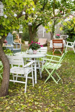 Bahçedeki sandalyeler