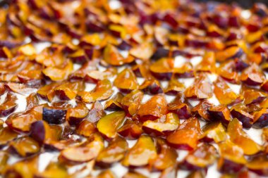 dilimlenmiş Erik ile pasta