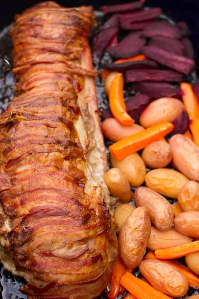 Bacon med svin og grønnsaker – stockfoto