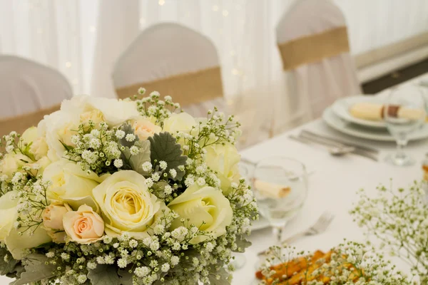 テーブルの上の花 — ストック写真