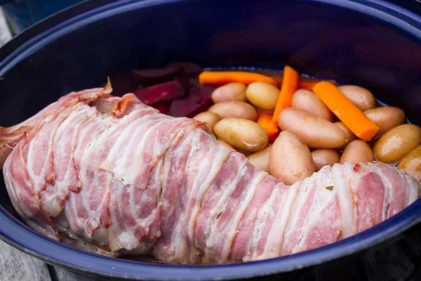 Bacon com porco e verduras - comida crua — Fotografia de Stock