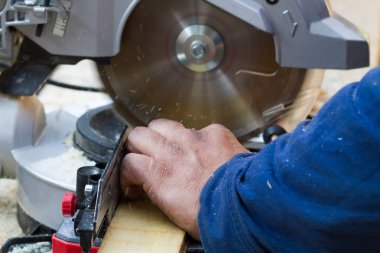 ahşap malzeme kesim işlemi