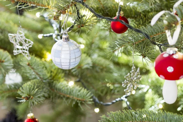 Xmas boll hängande på julgran — Stockfoto