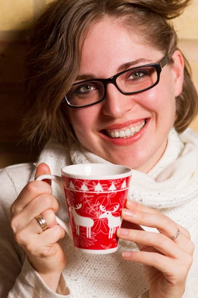 Young woman hold Xmas mug — стоковое фото