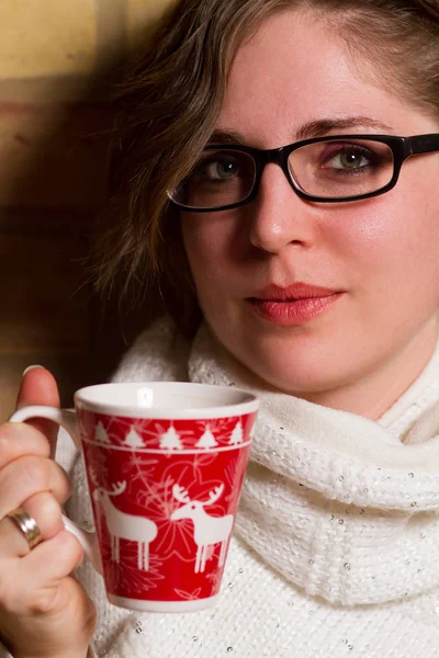Giovane donna tenere tazza di Natale — Foto Stock