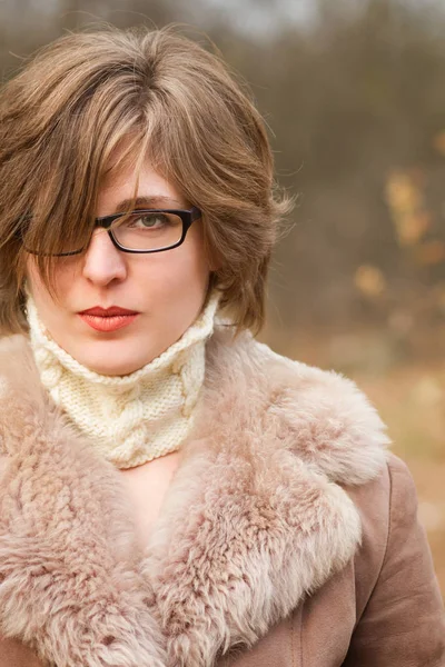 Elegant woman outdoor portrait — Stock Photo, Image