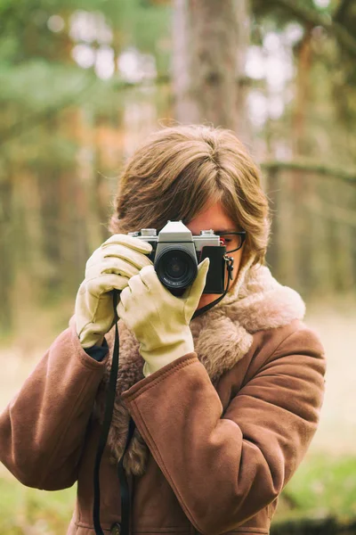 Elegant young woman taking photo in the forest — Stock Photo, Image