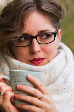 genç kadın kahve veya çay içme
