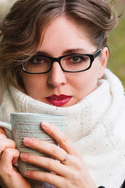 Jovem mulher bebendo chá ou café — Fotografia de Stock