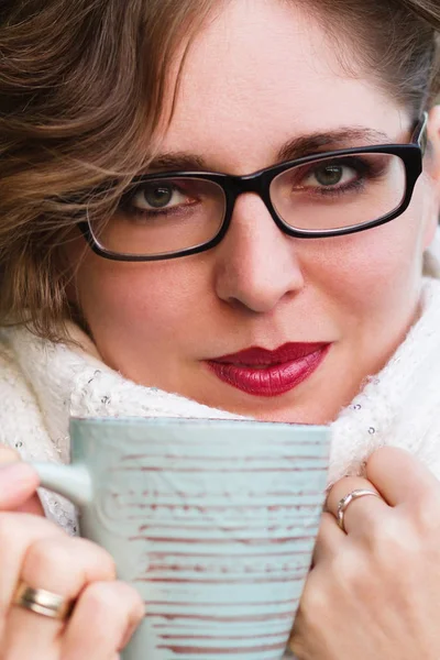 Young woman drinking tea or coffee — Stock Photo, Image