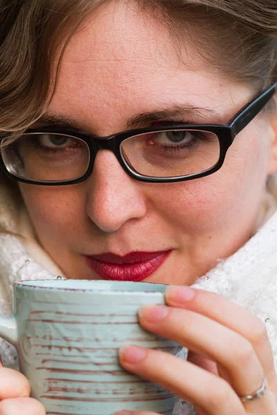 Young woman drinking tea or coffee — Stock Photo, Image