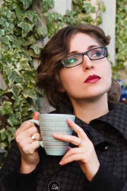 genç kadın kahve veya çay içme