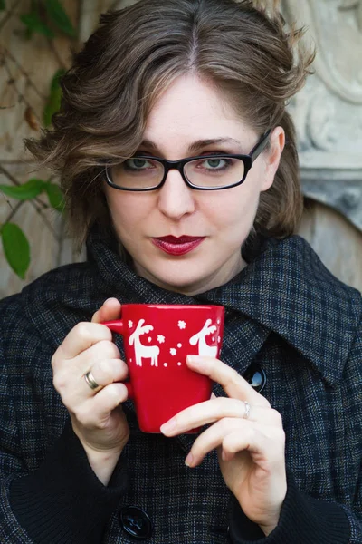 Young woman drinking tea or coffee — Stock Photo, Image