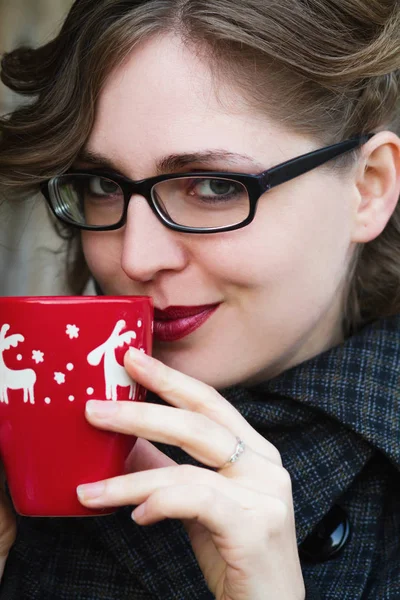 Jovem mulher bebendo chá ou café — Fotografia de Stock