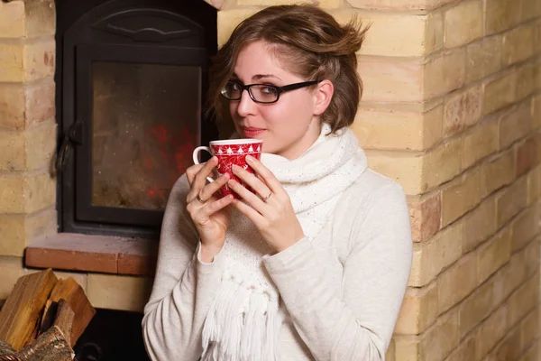 Young woman hold Xmas mug — стоковое фото