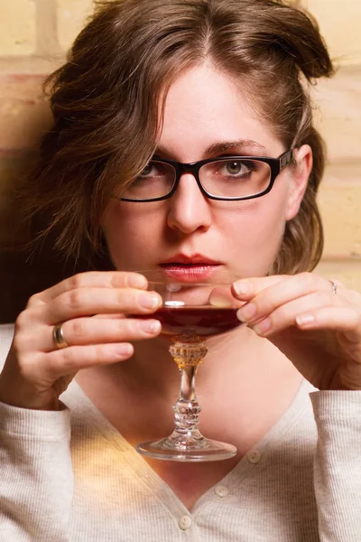 Genç kadın içme likör — Stok fotoğraf