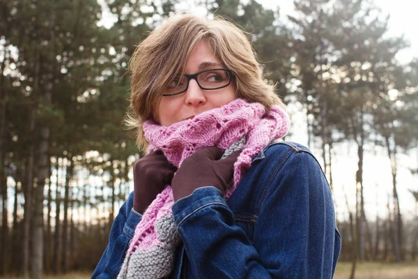 Happy young woman outdoor portrait — Stock Photo, Image