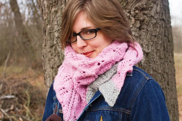 Happy young woman outdoor portrait — Stock Photo, Image