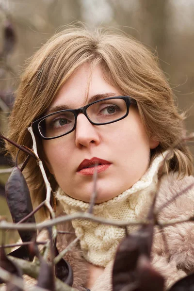 Elegant woman outdoor portrait — Stock Photo, Image