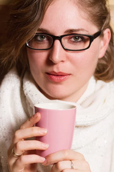 Ung kvinna dricker te — Stockfoto