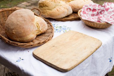 freash ekmek masanın üzerine