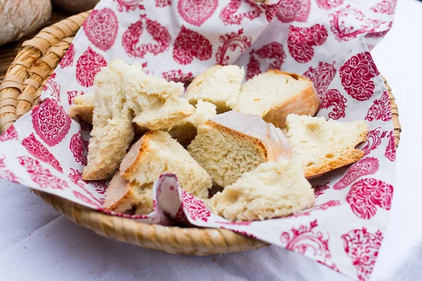 Φρέσκο ψωμί πάνω σε ένα καλάθι — Φωτογραφία Αρχείου