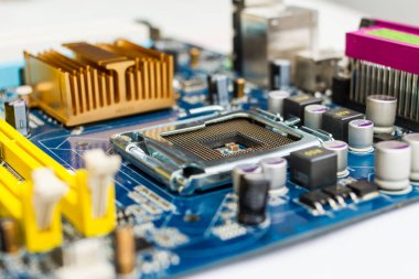 İşlemci yuvasının anakart üzerinde