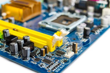 anakart üzerinde kondansatör