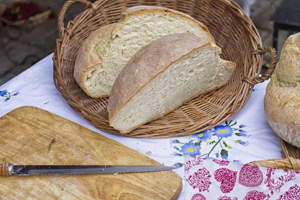 刀和桌上的新鲜面包 — 图库照片