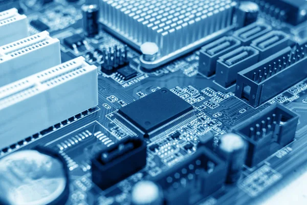 Mikrochip auf dem Motherboard — Stockfoto