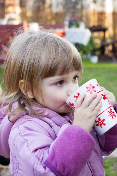 紅茶のカップを持つ子少女 — ストック写真