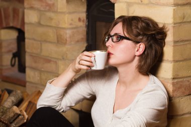 Genç bayan kahve içiyor.