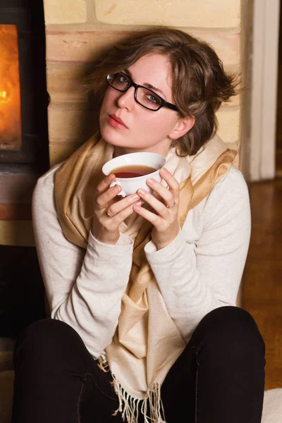 Jovem mulher bebendo chá — Fotografia de Stock